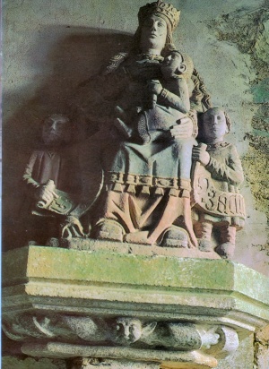 statue de sainte Gwenn et de ses 3 enfants dans une chapelle de Briec