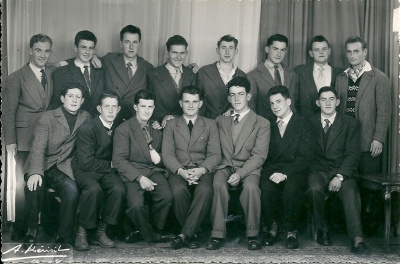 Classe 1957, Josig est debout le deuxième à gauche. Pour voir tous les noms : « 1957 - Les gars de la classe nés en 1937