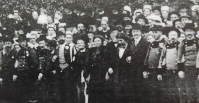 Les jeunes mariés René et Marie-Amélie, Mme Bolloré mère et les Thubé, dans l'usine au milieu des contremaitres, ouvriers et ouvrières